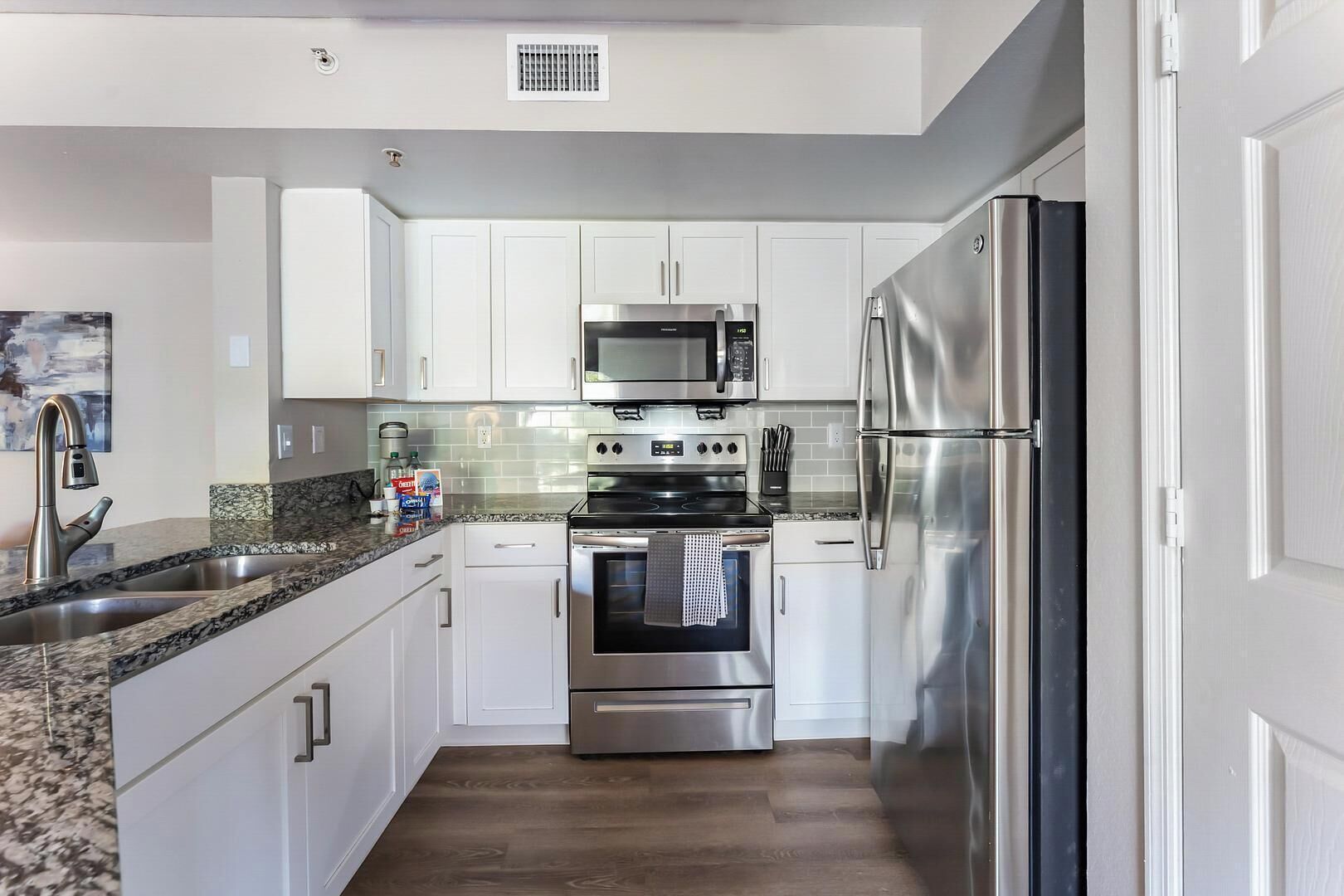 Frigorífico y mesa de comedor