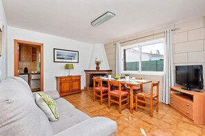 Een televisie en een open haard