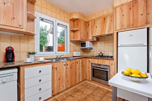 Een koelkast, een magnetron, een oven, een vaatwasser