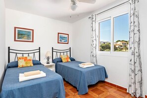 4 bedrooms, WiFi, bed sheets