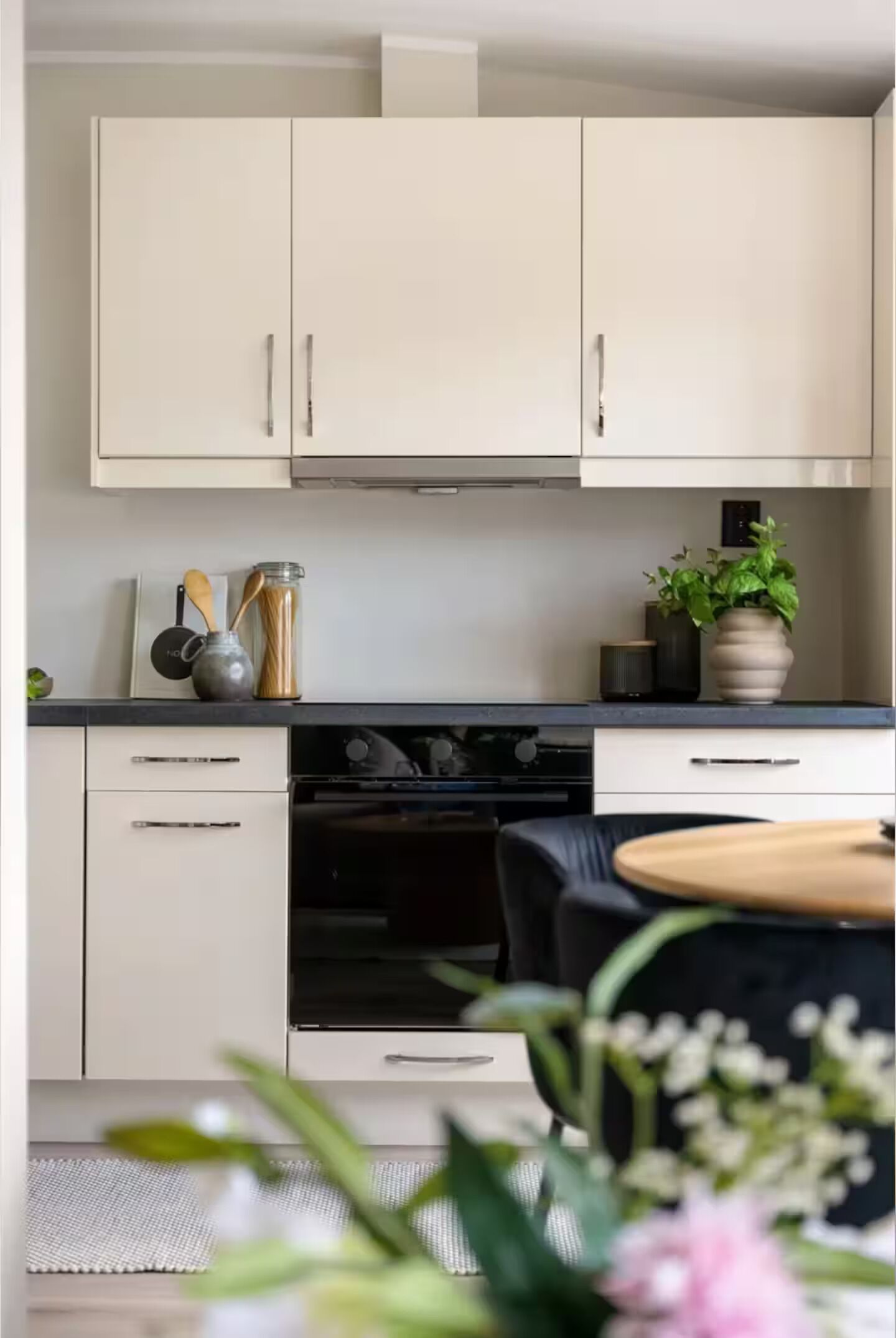 Kjøleskap, mikrobølgeovn, ovn og kokeplater