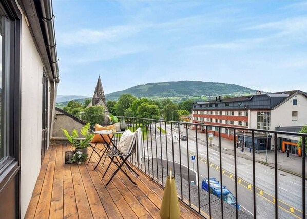 Outdoor dining - Train station 1 min - Penthouse - View of Voss Church (Vestland)