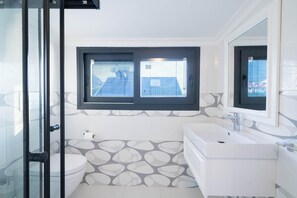 Douche, sèche-cheveux, serviettes fournies
