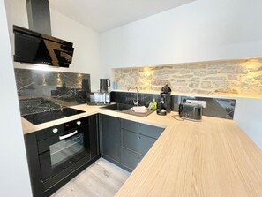 Fridge, microwave, oven, stovetop - 4★ Renovated Studio with Wifi, 5 min Walk to Quimper Station (Quimper)