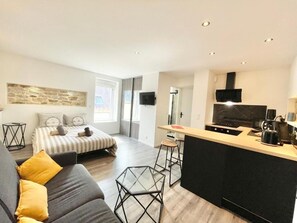 Een bureau, een strijkplank/strijkijzer, reisbedje, gratis wifi