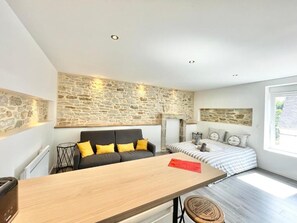 Interior - 4★ Renovated Studio with Wifi, 5 min Walk to Quimper Station (Quimper)