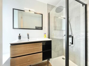 Een douche, een haardroger, handdoeken, zeep