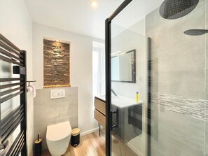 Shower, hair dryer, towels, soap - 4★ Renovated Studio with Wifi, 5 min Walk to Quimper Station (Quimper)