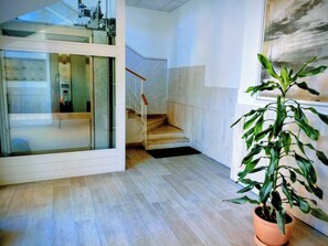 Interior - By the sea, new -fresh,with kitchen, large terrace, Hi-fi, complete with everything. (Grado)