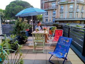 Outdoor dining - By the sea, new -fresh,with kitchen, large terrace, Hi-fi, complete with everything. (Grado)