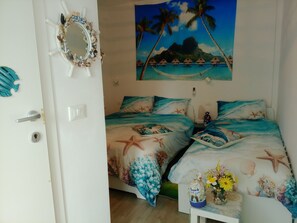 1 bedroom, iron/ironing board, WiFi, bed sheets - By the sea, new -fresh,with kitchen, large terrace, Hi-fi, complete with everything. (Grado)