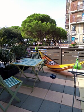 Outdoor dining - By the sea, new -fresh,with kitchen, large terrace, Hi-fi, complete with everything. (Grado)