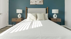 Escritorio, tabla de planchar con plancha, wifi y ropa de cama 