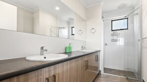Shower - Ocean Heights - 27 Stacey Drive (Carrickalinga)