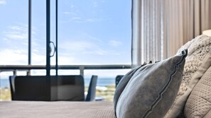 مكواة/لوح كي وخدمة الإنترنت وملاءات أسرّة