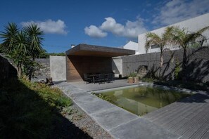 Garden view - North Shore Hostel (Ribeira Grande)