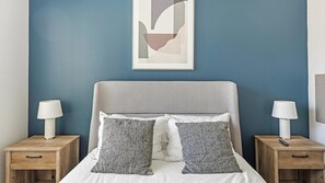 Desk, iron/ironing board, WiFi, bed sheets