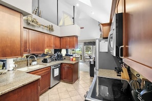 Coffee/tea maker, fridge, microwave, oven - Canal-Front/Dock, Deck & Near Lake Erie (Port Clinton)