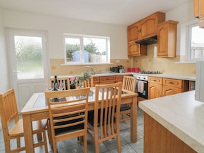 Fridge, microwave, dishwasher, cookware/dishes/utensils