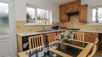 Fridge, microwave, dishwasher, cookware/dishes/utensils