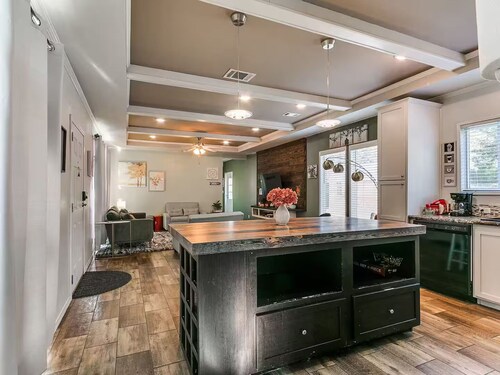 Misty Woods Escape with Hot Tub + TV in each room.