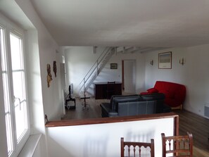 TV - Large 55m² apartment, separate entrance, parking. (Hasparren)