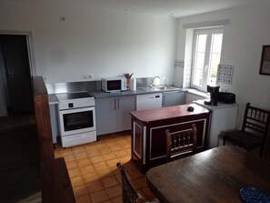 Microwave, oven, stovetop, dishwasher - Large 55m² apartment, separate entrance, parking. (Hasparren)
