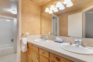 Hair dryer, towels - Cozy Vail Retreat, On Shuttle Route, Mountain View (Vail)