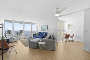 Condo, 1 cama Queen (Smyrna Beach Club 815B) | Área de estar