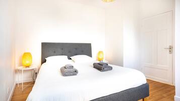 Tabla de planchar con plancha, wifi, ropa de cama