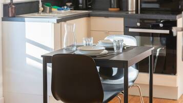 Réfrigérateur, micro-ondes, four, plaque de cuisson