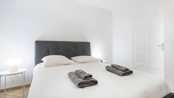 Tabla de planchar con plancha, wifi, ropa de cama