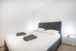 Tabla de planchar con plancha, wifi y ropa de cama 