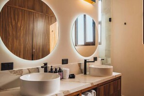 Douche, sèche-cheveux, shampoing