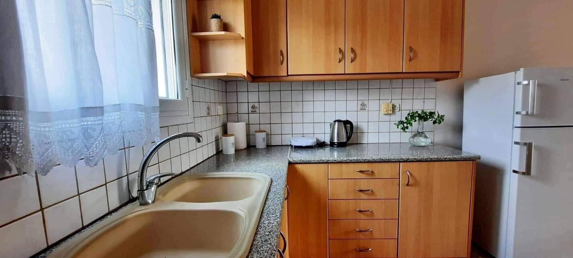 Réfrigérateur, four, plaque de cuisson, cafetière/bouilloire