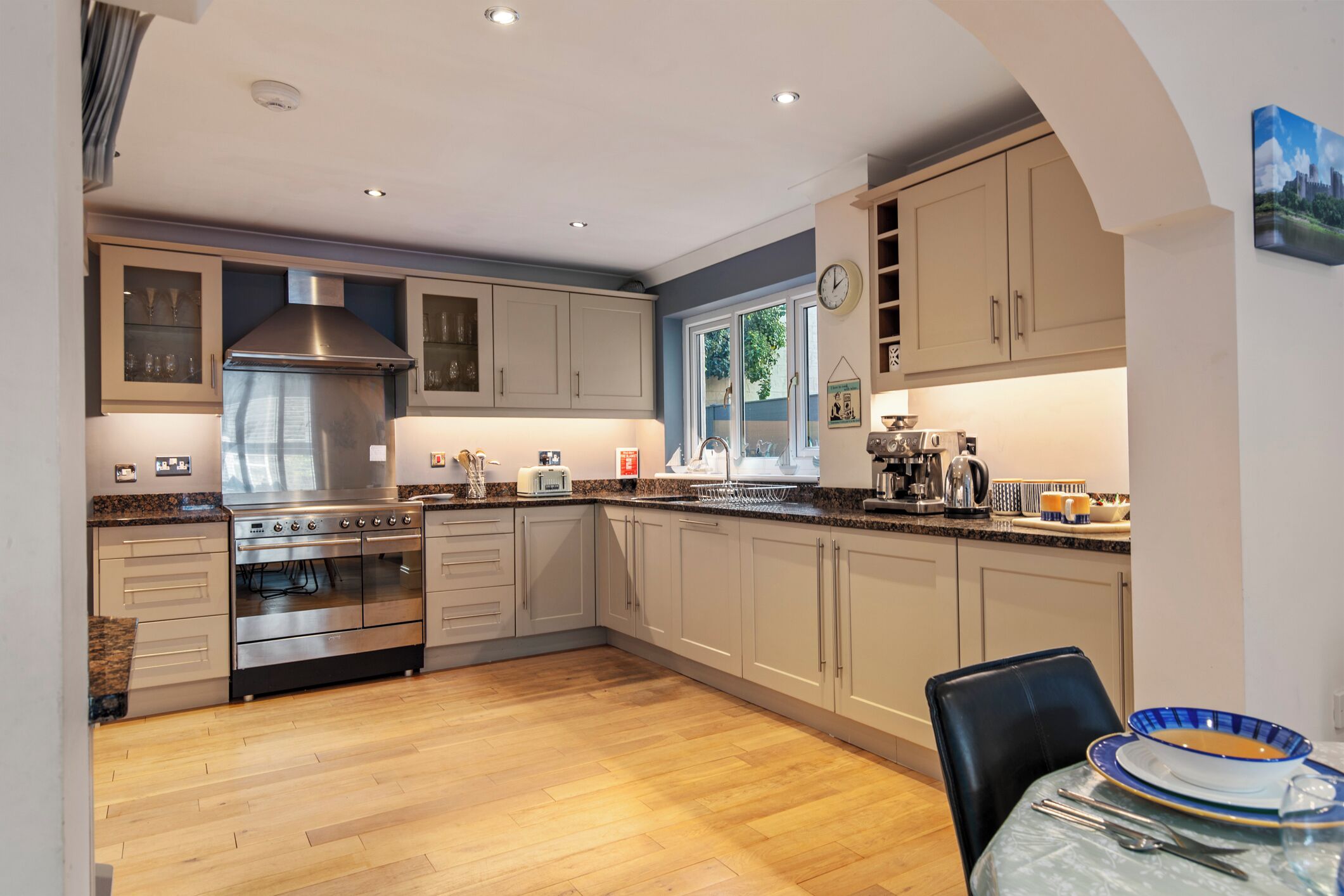 ثلاجة، ميكروويف، فرن، غسالة أطباق