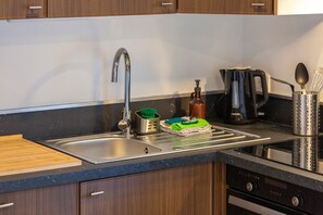 Fridge, microwave, oven, stovetop - Ty Avel – Superb Studio in the Heart of Le Guilvinec with Wi-Fi (Guilvinec)