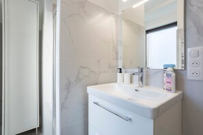 Shower, hair dryer, towels - Ty Avel – Superb Studio in the Heart of Le Guilvinec with Wi-Fi (Guilvinec)