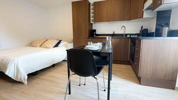 Tabla de planchar con plancha, wifi y ropa de cama