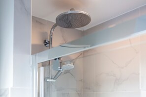 Douche, sèche-cheveux, serviettes fournies
