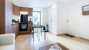 Une cuisine moderne avec des meubles en bois, une table à manger et des chaises.
