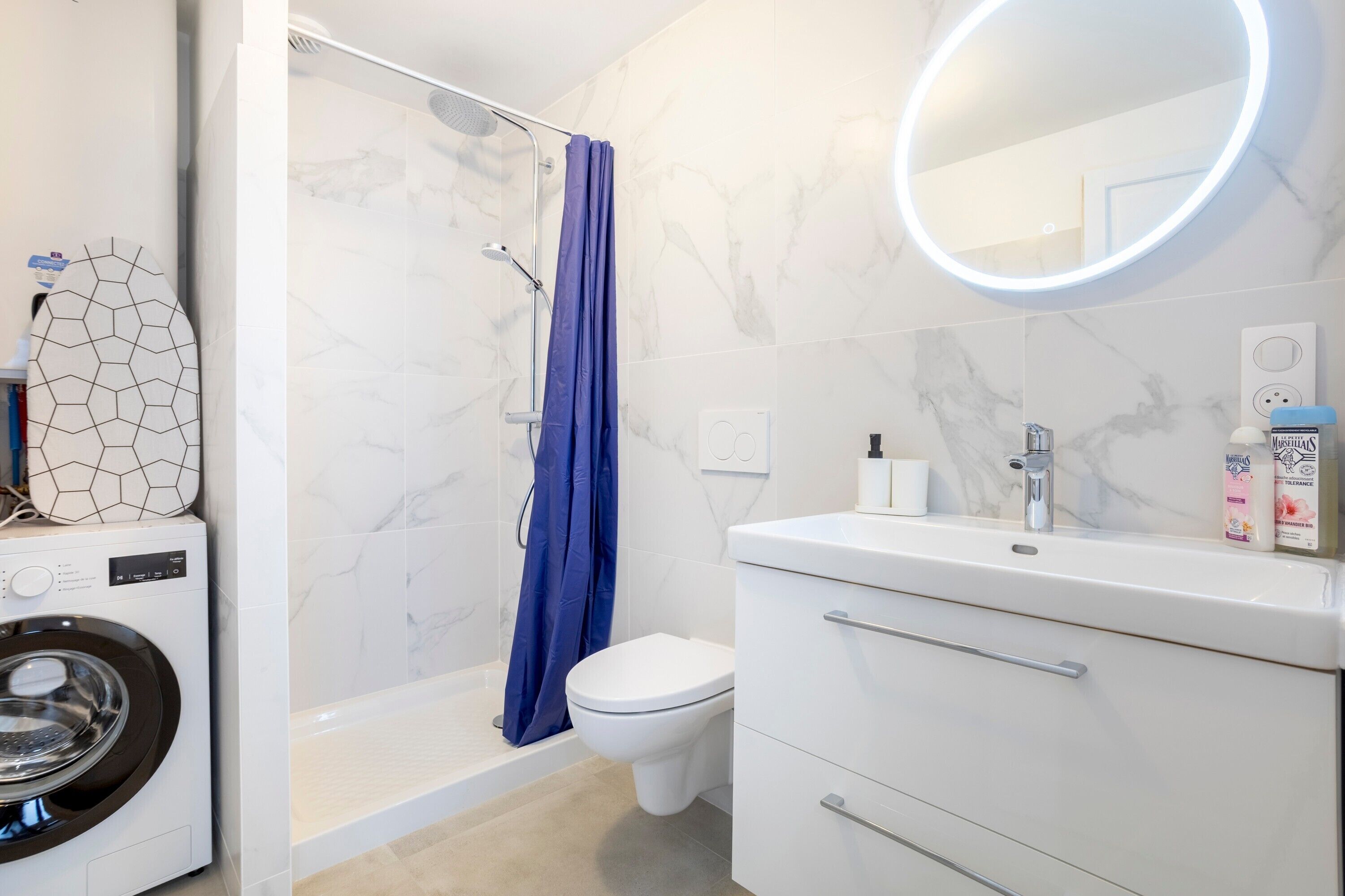 Een douche, een haardroger, handdoeken