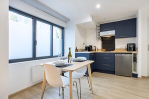 Jääkaappi, liesi, kahvin-/teenkeitin, vedenkeitin