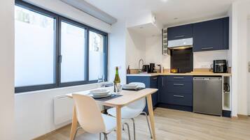 Refrigerador, placa de cocina, cafetera/tetera, tetera/pava eléctrica