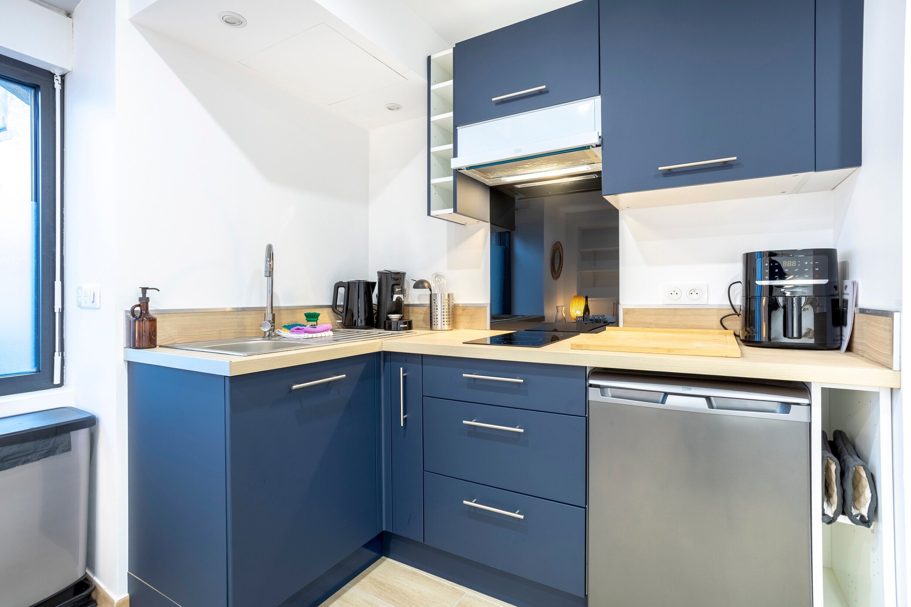 Fridge, stovetop, coffee/tea maker, electric kettle