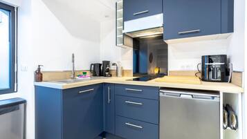 Fridge, stovetop, coffee/tea maker, electric kettle