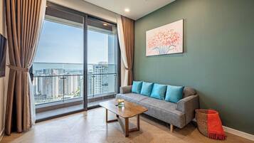 Apartamento superior, 1 quarto, sacada, vista para a cidade | Espaço de trabalho para notebook, Wi-Fi de cortesia, roupa de cama