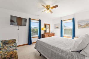3 bedrooms, iron/ironing board, WiFi, bed sheets - Sunny Daze: Dog Friendly | Private Hot Tub (Salvo)