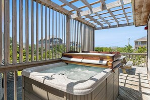 Outdoor spa tub - Sunny Daze: Dog Friendly | Private Hot Tub (Salvo)