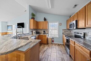 Fridge, microwave, oven, stovetop - Salty Daze: Private Pool | Hot Tub | Game Room (Salvo)